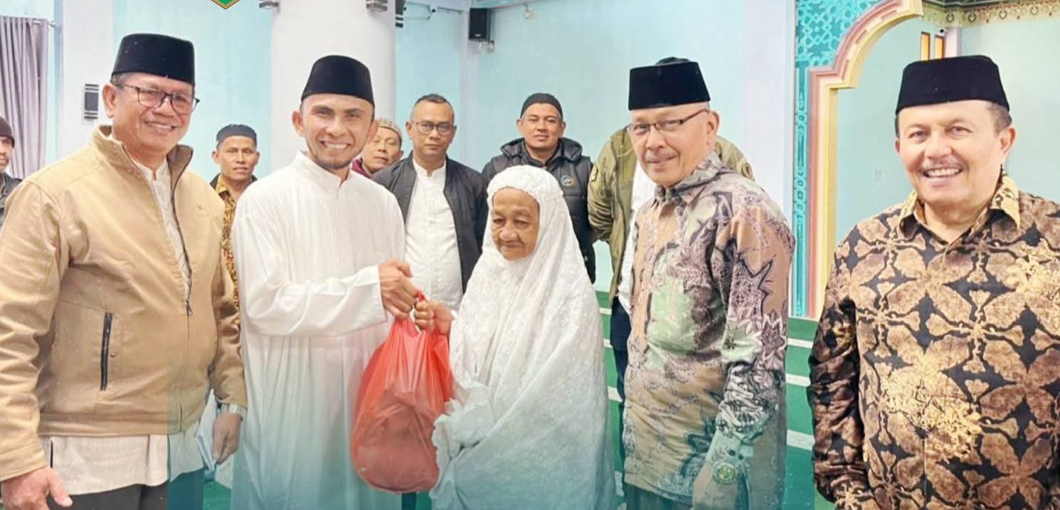 Wawako Allex saat serahkan bantuan didampingi pengurus Masjid Nurul Amri.